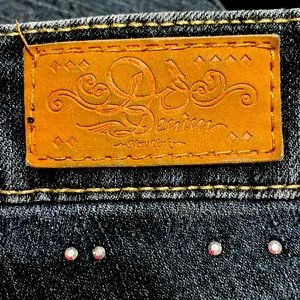 Do Denim size 15/32 jeans. Wear on bottom area pictured & reflected in price.